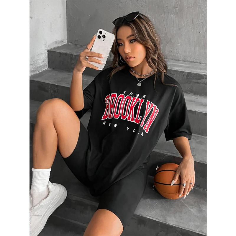 Street Fashion New York 2025 - Mode Vintage femmes T-Shirts 1898 Brooklyn